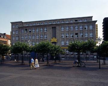 Begrünter Hansaplatz (Südseite) mit Commerzbank- Gebäude (erbaut 1931)
