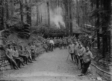 Erster Weltkrieg, Vogesen: Kompanie des Landsturm Inf. Batl. Siegen "zur Rasuranstellung" im Feldlager, Mai 1915, ohne Ort