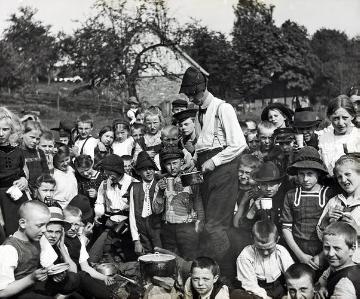 Auf Fahrt mit Lehrer Richard Schirrmann (Mitte): Schülerwandergruppe bei der Mittagsrast, um 1906? Original ohne Angaben, undatiert (Ausschnittsvergrößerung von 07_529)