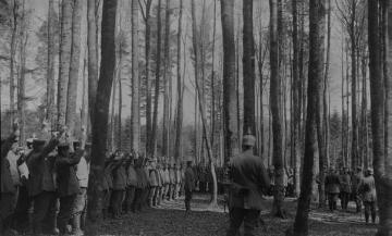 Erster Weltkrieg, Westfront: Deutsche Soldaten während eines Appells, undatiert