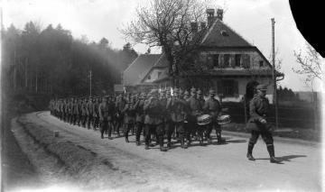 Erster Weltkrieg, Westfront: Deutsche Soldatenkompanie mit Flöten- und Trommlerabteilung - ohne Ort, undatiert
