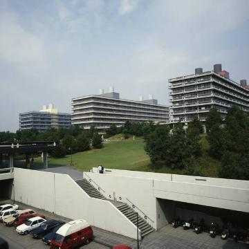 Die Ruhr-Universität, Fakultätsgebäude mit Parkanlage