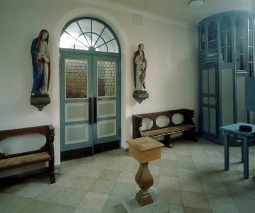 Kath. Kirche St. Michael: Eingangsbereich mit Wendeltreppenaufgang zur Orgel