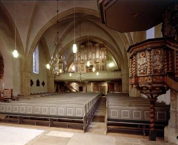 Ev. Stadtkirche, Kirchenhalle - Schnitzkanzel 2. Hälfte 17. Jh., Orgelsprospekt von 1821