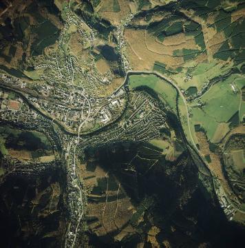 Plettenberg-Eiringhausen, Böddinghausen und Eschen nördlich von Plettenberg-Stadt, Bundesstraße B236, Verlauf der Lenne von Ost nach West