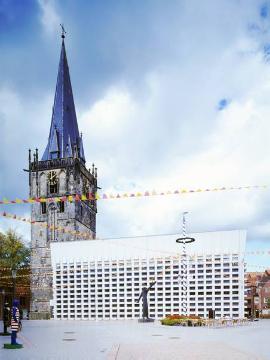 Ahaus, Ortszentrum: Kath. Pfarrkirche St. Mariä Himmelfahrt mit neugotischem Turm und modernem Langhaus, erbaut 1965, Architekt Erwin Schiffer (Köln), Fenster von Prof. Georg Meistermann.