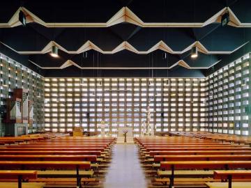 Moderne Kirchenhalle der kath. Pfarrkirche St. Mariä Himmelfahrt, Ahaus - erbaut 1965, Architekt Erwin Schiffer (Köln), Fensterwände von Prof. Georg Meistermann.