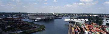 Mündung des Dortmund-Ems-Kanals in das Hafengebiet: Blick über die Verladekais und das Containerterminal