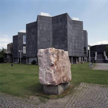 Rosenquarz-Block vor dem Naturkundemuseum, Münsterstraße 271 (Neubau von 1976-80)