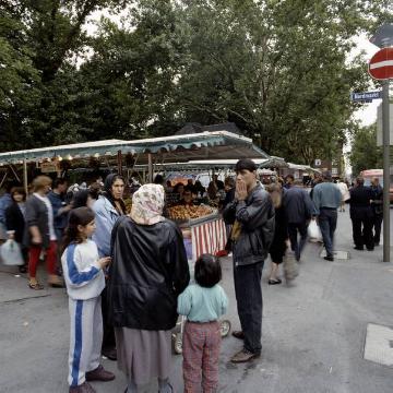 Ausländische Viertelsbewohner auf dem Wochenmarkt an der Mallinckrodtstraße/Nordmarkt