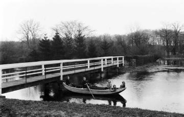 Lippe-Brücke in Datteln-Ahsen nahe Haus Vogelsang, im Boot: die Kinder der Pächters Ahnhorst