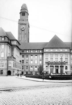Rathaus Buer mit 65 Meter hohem Rathausturm, erbaut 1910-1912