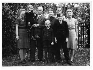 Richard und Elisabeth Schirrmann mit ihren Söhnen Harald, Wolfram und Hans-Jochen (v.l.n.r.) und den Töchtern Sunild, Gudrun und Irmgard (v.l.n.r.)