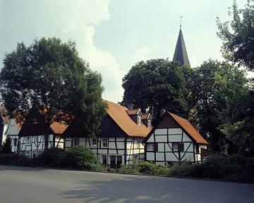 Mittelalterliches "Widum" (Kirchenumbauung): Fachwerkwohnhäuser an der Ev. Pfarrkirche, ehem. St. Remigius, an der Waltroper Straße