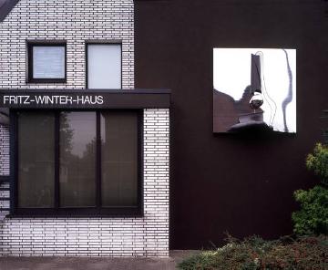 Museum Fritz-Winter-Haus mit Fassadenskulptur "Naissance d´une boule II" von Bernhard Heiliger