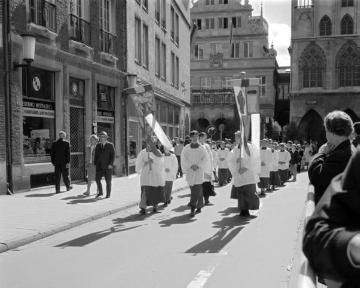 Die "Große Prozession": Eine Gruppe Meßdiener am Michaelisplatz (2)