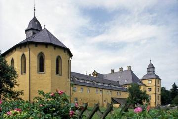 Schloss Eringerfeld, Seitenansicht mit Kapelle  - ehem. Wasserschloss, erbaut 1676-1699, heute Hotel und Tagungszentrum