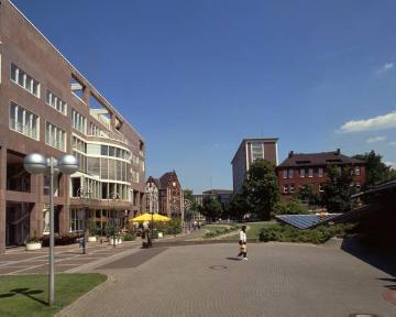 Friedensplatz und Rathaus-Neubau von 1989