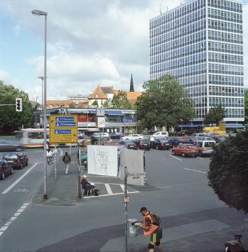 Parkplatz Eisenbahnstraße/Wolbecker Straße mit Stellwand "Entr'acte", Konzeptkunst von Nariy Baghramian - skulptur projekte münster 07 (nach Aufstellung verunstaltet durch Beschriftung)