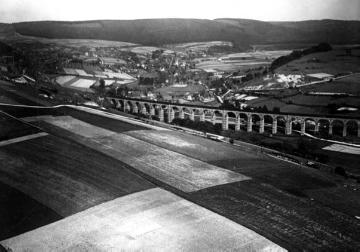 Eisenbahn-Viadukt Altenbeken mit Blick über den Ort Richtung Eggegebirge, Luftbild, um 1940?
