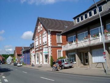 Bahnhofstraße mit Apotheke
