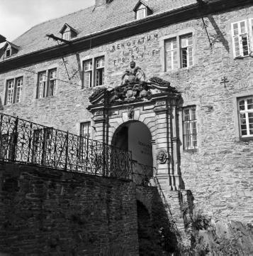 Burg Schnellenberg: Das prunkvolle Burgtor