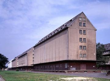 Winterbourne-Kaserne (1945-1994), Getreidespeicher 2 (Silospeicher) vor Sanierung - ab 2000 Umbau von 9 Speichern des einstigen Heeresverpflegungshauptamtes für Norddeutschland (1939-1945) zum Dienstleistungszentrum "Speicherstadt Münster"