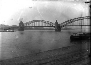 Rhein mit Oberkasseler Brücke in Düsseldorf, erbaut 1896-1898, zerstört 1945 - Steinbauten von Prof. Adolf Schill, undatiert, um 1920?