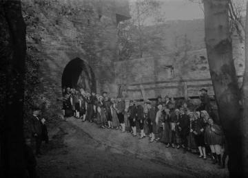 Kulturort Burg Altena: Einzug einer Volkstanzgruppe, undatiert, um 1920?