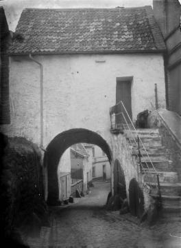 Gasse mit Torhaus bei Burg Altena, undatiert, um 1920?