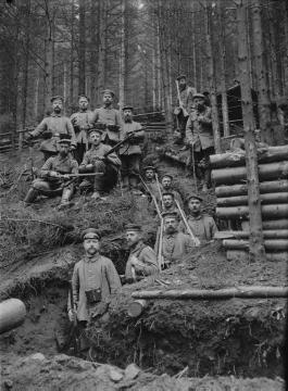 Erster Weltkrieg, Vogesen: Abteilung des Landsturm Inf. Batl. Siegen "auf Feldwache Siegburg", ohne Ort, undatiert