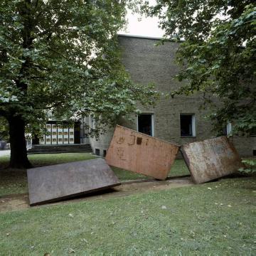 Stahlplastik vor dem Kunstmuseum am Ostwall (Ansgar Nierhof, 1983)