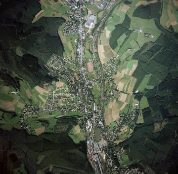 Kreuztal, nordwestlich von Siegen, mit den Ortsteilen Littfeld, Krombach und Eichen, Bundesstraße B54