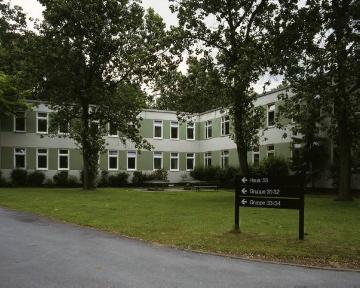 Bernhard-Salzmann-Klinik, 1995, eröffnet 1965 als Suchttherapiezentrum der LWL-Klinik Gütersloh.