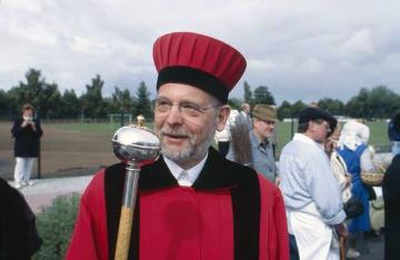 Festzug 850-Jahrfeier Nordwalde 2001: Bürgermeister Dietmar Brockmeyer im Kostüm eines Kirchenschweizers (Ordnungshüter in katholischen Kirchen)