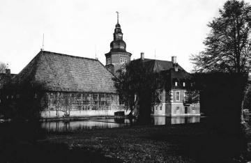 Wasserschloss Haus Sandfort, Herrenhaus mit Torturm von der Gräfte aus, erbaut im 16. und 17. Jh.