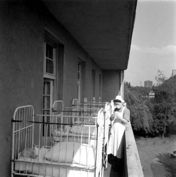 Provinzial-Hebammenanstalt Bochum, 1950: Säuglinge auf dem Balkon der Säuglingsklinik.