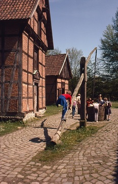 LWL-Freilichtmuseum Detmold, Münsterländer Gräftenhof: Ziehbrunnen am Speicher
