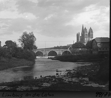 Lahn-Brücke mit Blick zum Limburger Dom St. Georg, Spätromanik, erbaut Anfang des 13. Jahrhunderts, Ansicht um 1940?