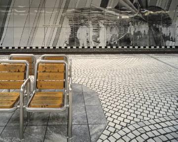 U-Bahnstation Bergwerk Consolidation: Bahnsteigpflasterung in der Struktur der Gebirgsschichten bei Gelsenkirchen mit Wandbild "Unter Tage", Alfred Schmidt (*1930 Remscheid +1997 Hagen), Emailleplatten, erstellt 1994 (Bramkampstraße)