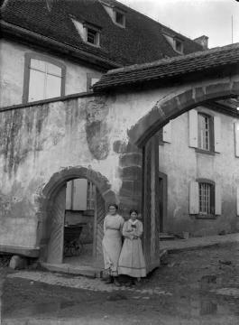 Begegnungen, Westfront 1914-1918: Anwohnerinnen vor einer Hofeinfahrt, ohne Ort, undatiert [vermutlich Quartiersort im Elsass]