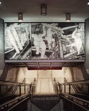 U-Bahnstation Bergwerk Consolidation: "Unter Tage", Wandbild von Alfred Schmidt (*1930 Remscheid +1997 Hagen), Emailleplatten, erstellt 1994 - Bodenpflasterung in der Struktur von Gebirgsschichten und Kohleflözen bei Gelsenkirchen (Bramkampstraße)