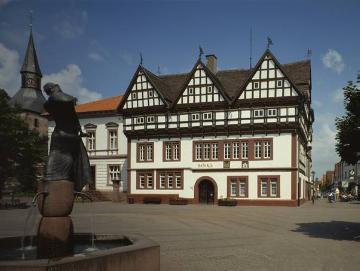 Rathaus, Renaissancebau von 1587, und Alheyd-Brunnen mit Figur der Alheyd Pustekoke, die 1460 wegen Hostienfrevels verbrannt wurde