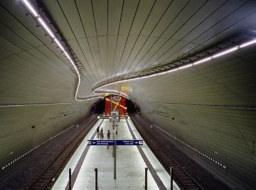 U-Bahnstation Lohring, eröffnet 2006: Bahnsteig mit beleuchteten Glasboden, Deckenlichtspur und Installation "Rote Wand" von Eva-Maria Joeressen, Architekt: Holger Rübsamen + Partner