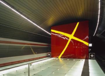U-Bahnstation Lohring, eröffnet 2006: Bahnsteig mit beleuchteten Glasboden, Deckenlichtspur und Installation "Rote Wand" von Eva-Maria Joeressen (symbolisiert oberirdische Kreuzungen) Architekt: Holger Rübsamen + Partner