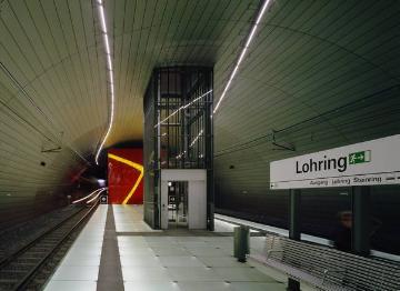 U-Bahnstation Lohring, eröffnet 2006: Bahnsteig mit beleuchteten Glasboden, Deckenlichtspur und Installation "Rote Wand" von Eva-Maria Joeressen (symbolisiert oberirdische Kreuzungen) Architekt: Holger Rübsamen + Partner