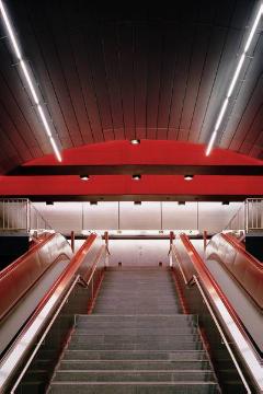 U-Bahnstation Lohring, eröffnet 2006: Rolltreppe mit Blick zur Deckenlichtinstallation von Eva-Maria Joeressen, Architekt: Holger Rübsamen + Partner