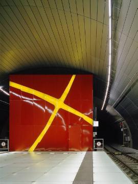 U-Bahnstation Lohring, eröffnet 2006: Bahnsteig mit beleuchtetem Glasboden und Installation "Rote Wand" von Eva-Maria Joeressen (symbolisiert oberirdische Kreuzungen), Architekt: Holger Rübsamen + Partner