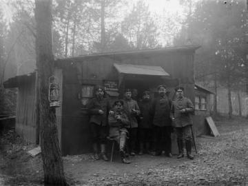 Erster Weltkrieg, Vogesen: Die 4. Kompanie des Landsturm Inf. Batl. Siegen vor der Schreibstube, ohne Ort, undatiert