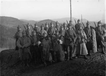 Erster Weltkrieg, Grußbild von der Westfront: Soldat Richard Schirrmann (vorn 2.v.r.) mit Kameraden des Landsturm Inf. Batl. Siegen in den Vogesen, undatiert
